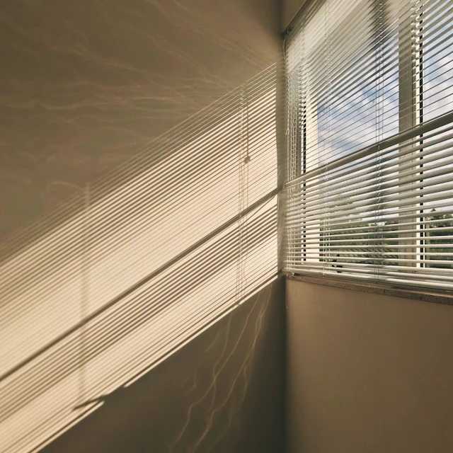 Luz do sol atravessando uma persiana horizontal